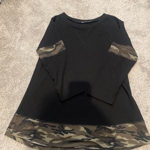 Black/camo accent top